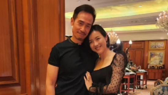 钻戒|陈豪携妻庆10周年，送巨型钻戒被扒300W，女方10年生三娃老太多