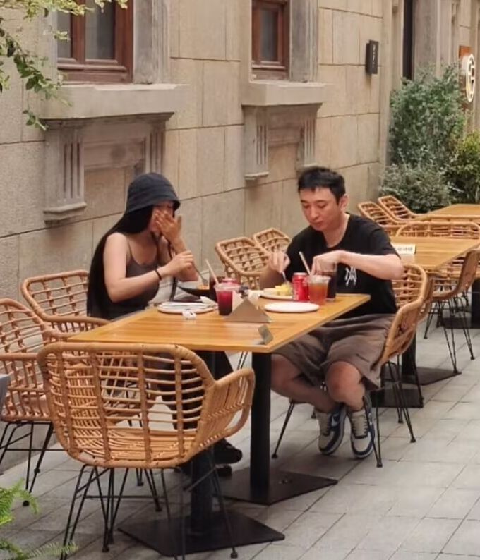 王思聪|王思聪接受街头采访，被问当天为何不上班，王总表情疑惑逗笑众人