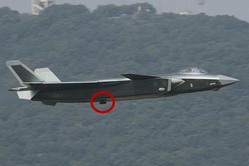 歼20伴飞b-1b,美军飞行员看到后吓了一跳?