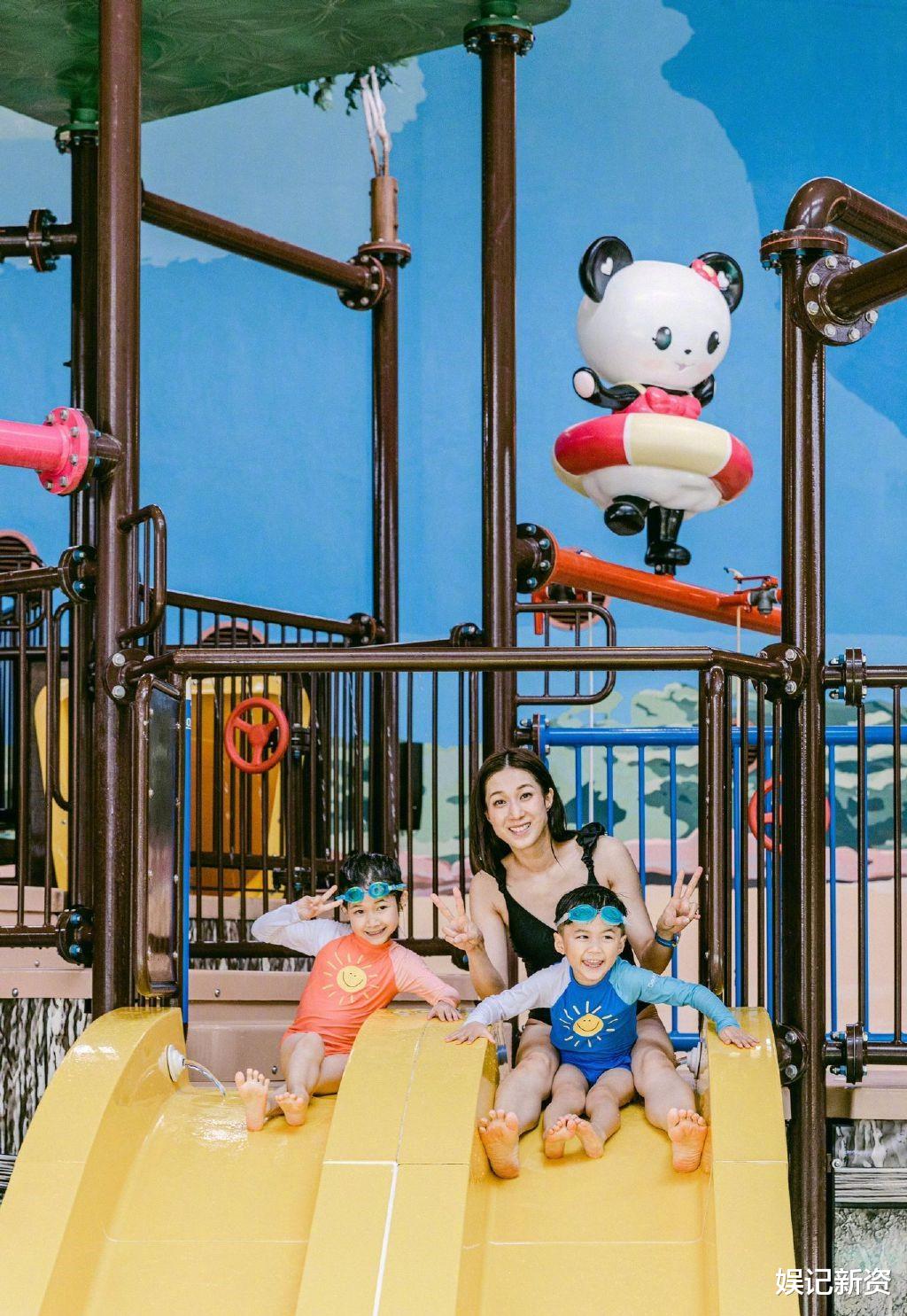 |钟嘉欣带三子女泳池玩水，辣妈身材依旧纤细，母子四人互动超温馨