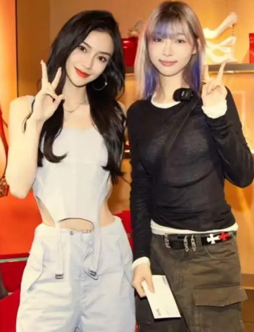 网红痞幼与Angelababy同框亮相，现场要亲笔签名，网友：差距太大