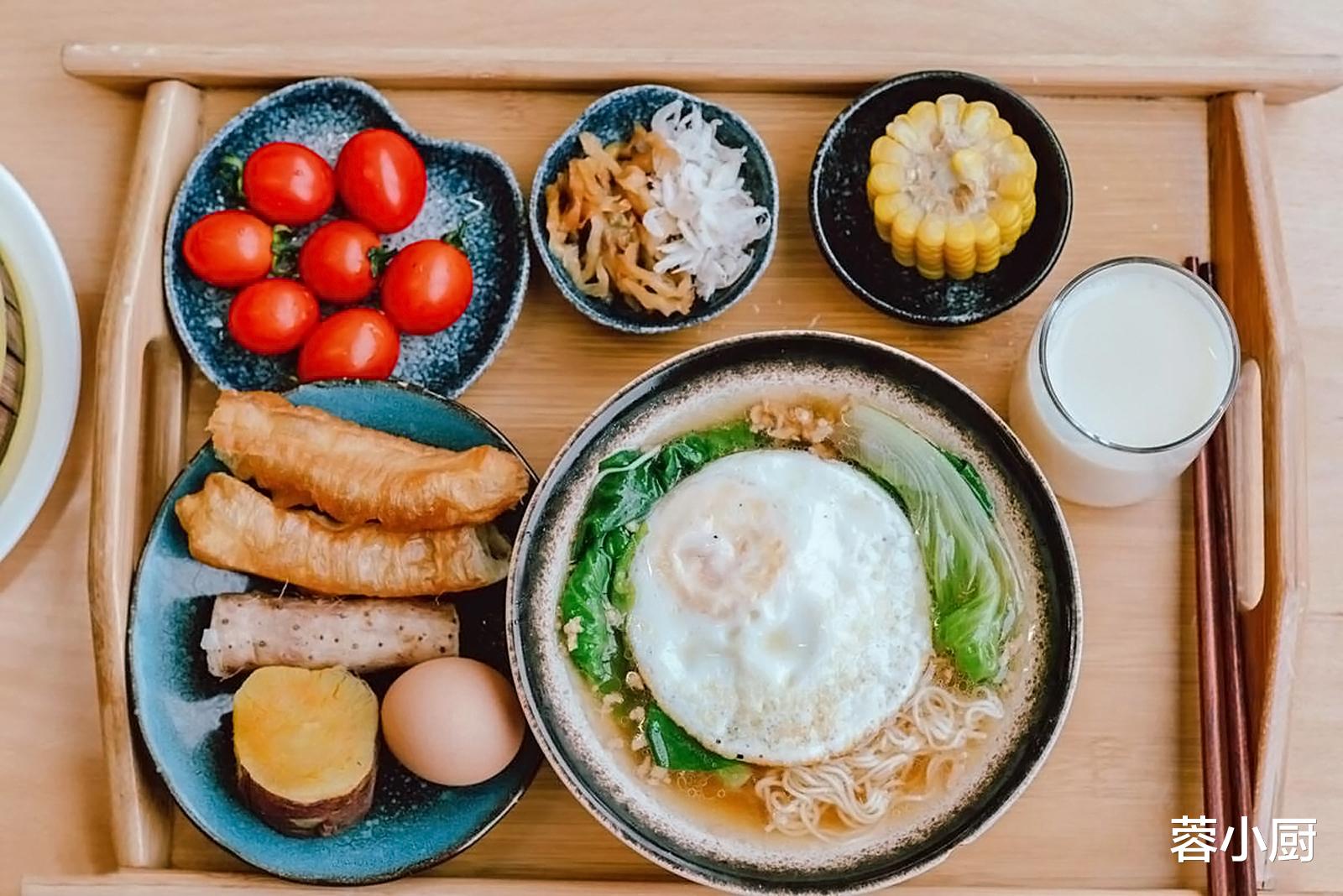 馒头|步入中老年，少吃米饭和馒头，多吃这4样，腿脚有劲，比保健品强