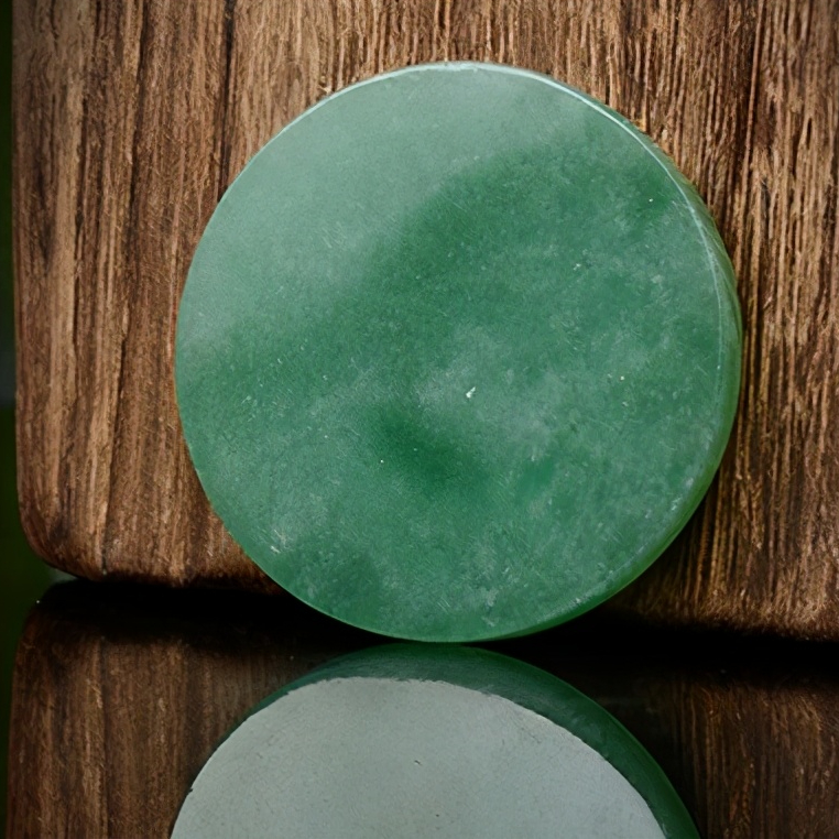 一块豆绿色的翡翠手镯芯,雕刻一条盘龙