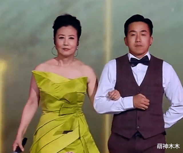 明星湾区晚会造型:肖战港风撑场,关晓彤秀美腿,章子怡仙气飘飘