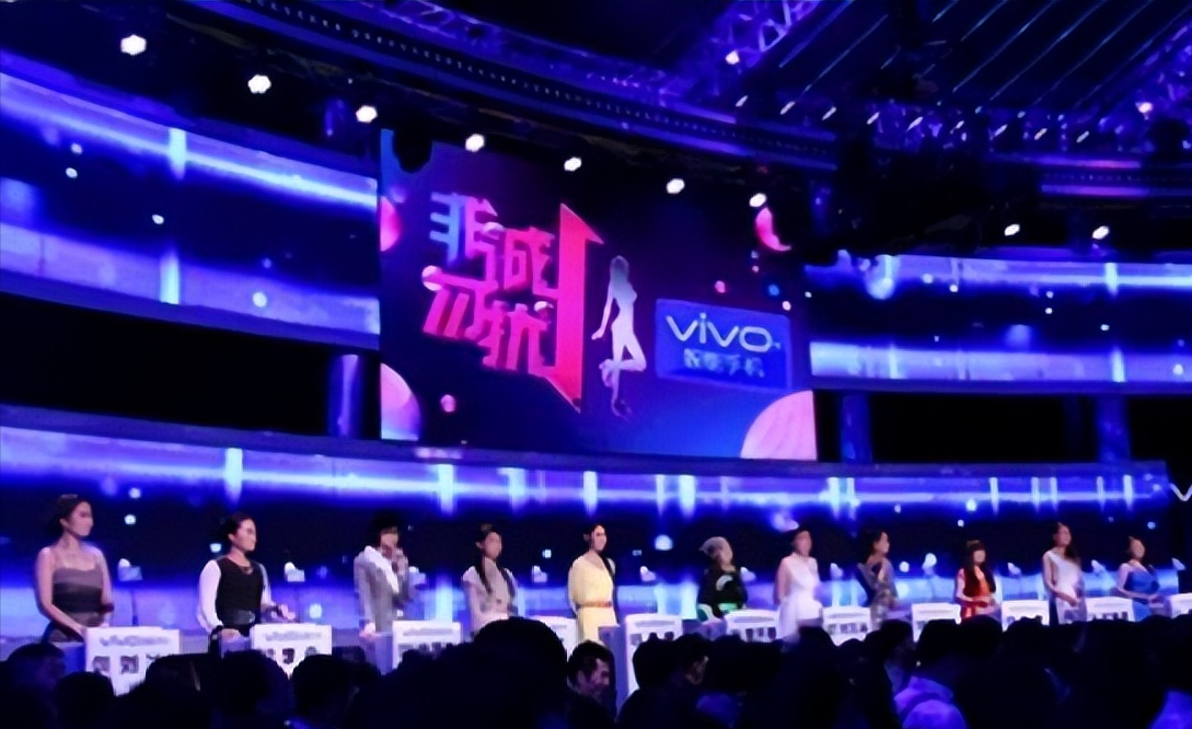 春晚|吴愤奋：那个在《非诚勿扰》被34岁小伙牵走的51岁阿姨，如今怎样