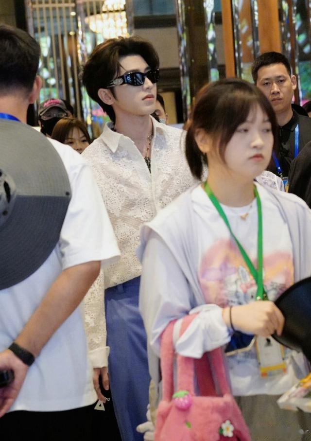 综艺节目|跑男泰国上班！杨颖黄绿色公主装神颜，蔡徐坤周深白鹿紫色一队！