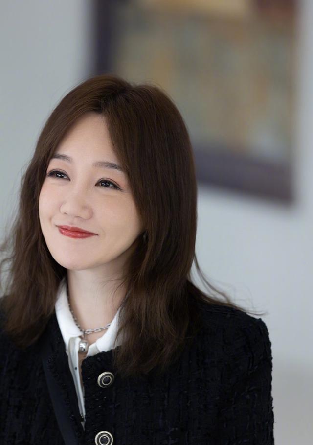 45岁薛佳凝跟23岁周奇演夫妻,看到她的状态,瞬间懂了美人迟暮