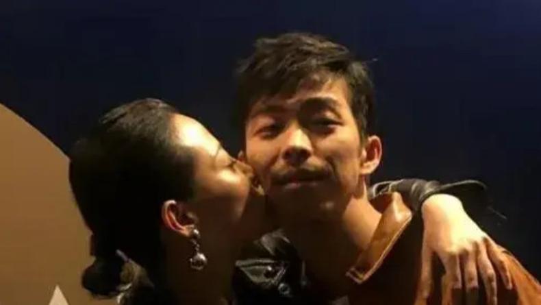 恭喜！40岁谭卓官宣恋情，男友是演员“黄毛”，两人亲吻照曝光