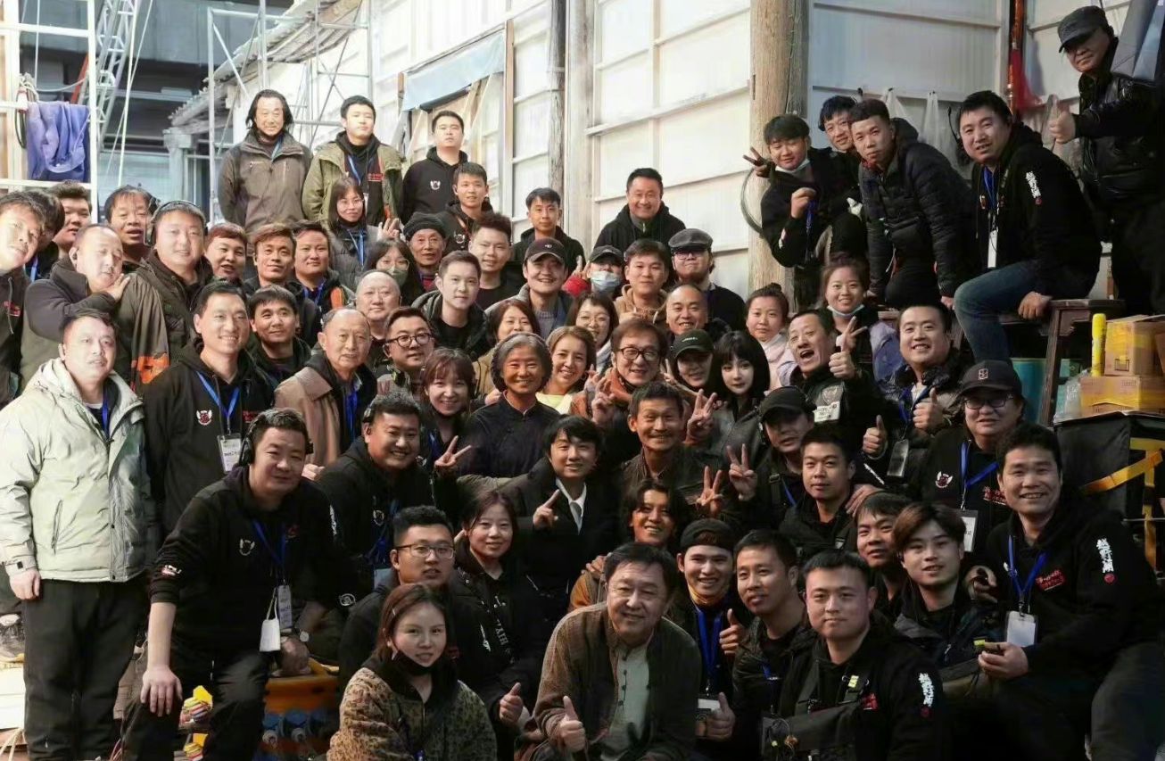 杨幂|成龙探班杨幂新剧,杨幂面部浮肿认不出,近照撞脸李菲儿蔡明