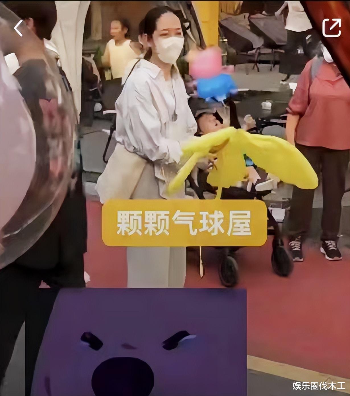 王传君|郭碧婷带娃街头游玩,小腹凸起身材圆润,素面朝天发际线抢镜