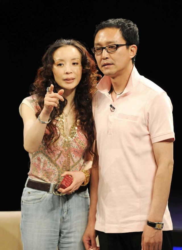 杨迪|吴刚与妻子岳秀清:恩爱30余年,公认的模范夫妻,一家三口很幸福