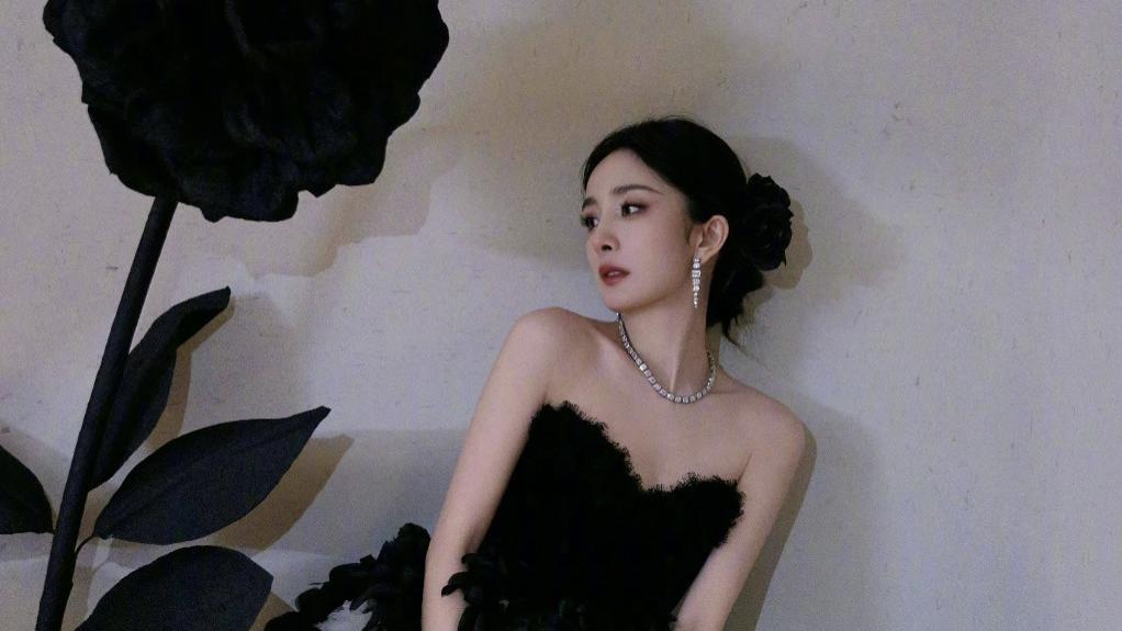 GQ盛典看点多：杨幂提大白菜包，杨天真满身娃娃，三个女明星撞款