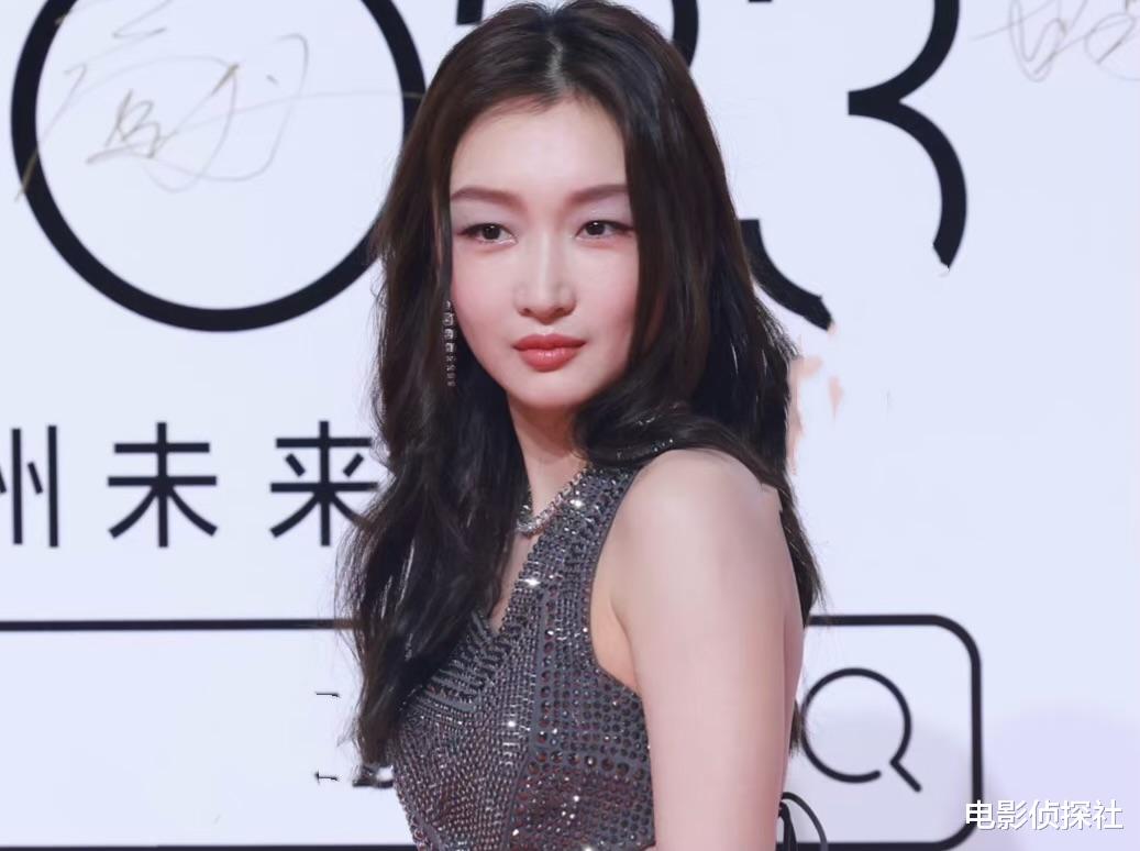 尴尬！周冬雨颁奖全程念稿态度敷衍，葛优不留情面当众指出问题