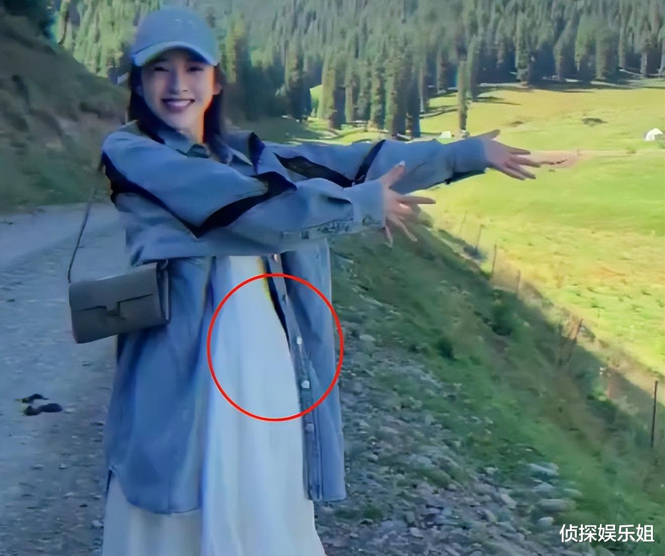 唐艺昕首晒3岁女儿,母女俩一起做饼干,小公主扎哪吒头超可爱