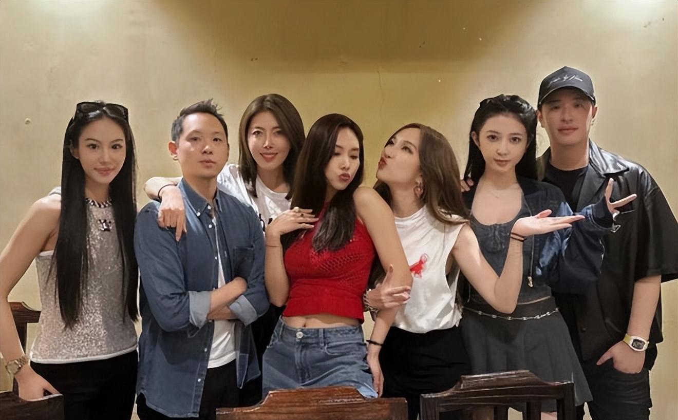 潘玮柏夫妻机场被拍，空姐妻子拉行李跟个助理一样，被潘玮柏嫌弃