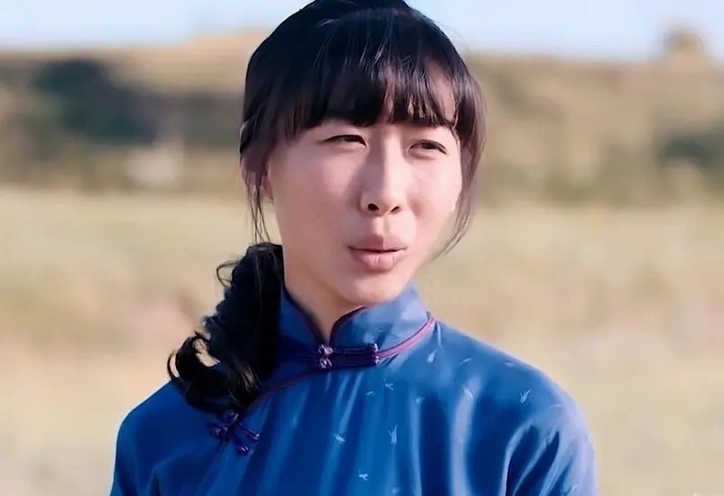 又丑又性感的任素汐：上半身是平凡，下半身是幻想！