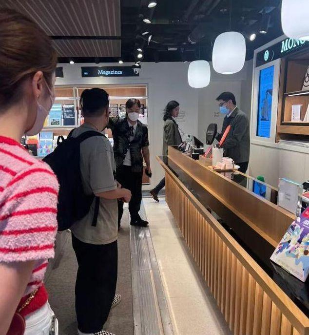 杉菜|陈奕迅与助理现身苍蝇馆，打扮低调无明星架