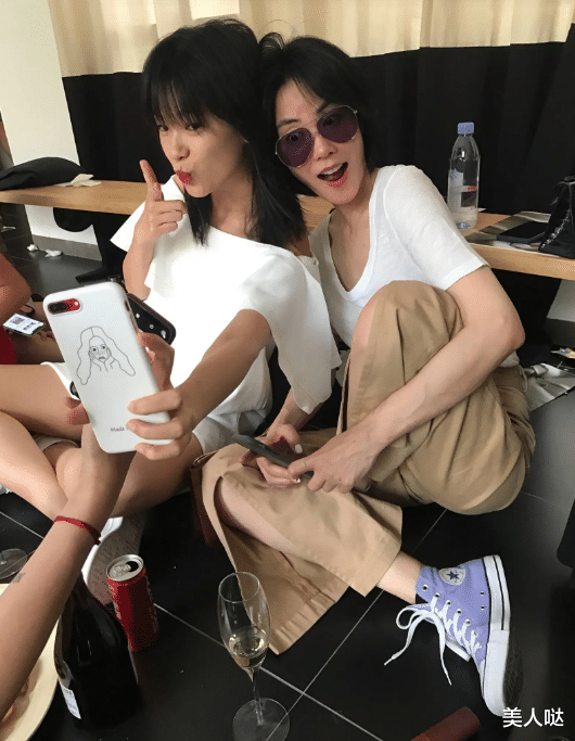 王菲独自逛街太接地气!穿“睡裙”踩人字拖难掩脱俗气质,生图美出新高度