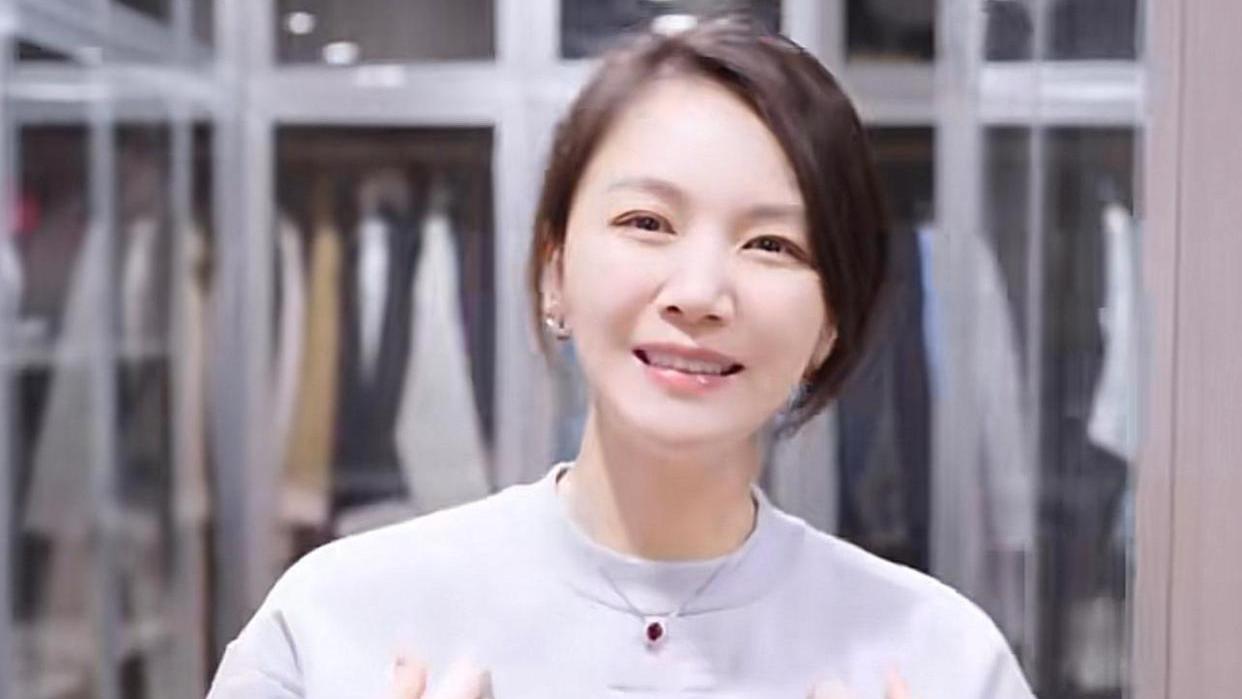 曹曦文|曹曦文豪华衣帽间曝光，一双鞋子穿十几年！旧衣服留给女儿长大穿