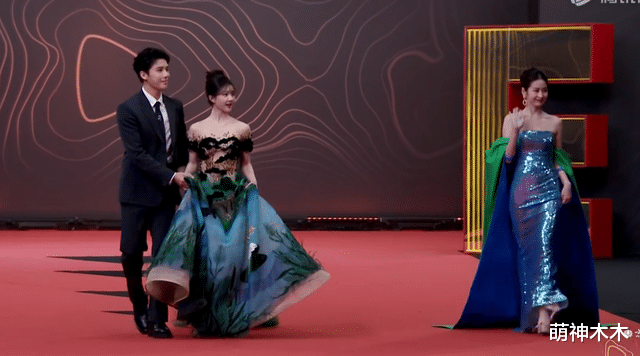 星光大赏红毯好炸裂!摔跤流鼻血,撞衫踩裙子,明星现场太拼了