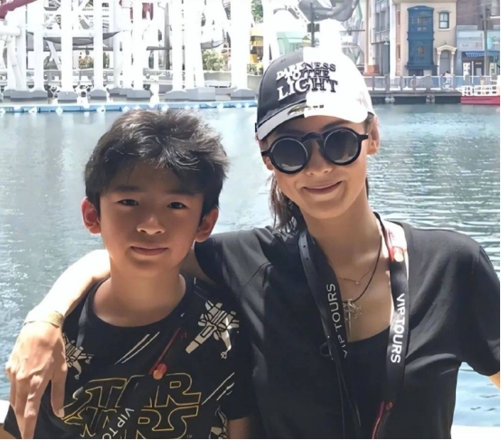 谢霆锋崩溃！曝张柏芝长子越长越像陈冠希，鉴定报告引争议