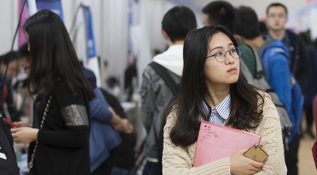 本科生平均月收入曝光,被疑数据真实性,网友:这钱到底是谁在挣