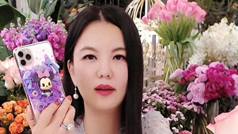 李湘直播疑似“分裂祖国”，王诗龄深夜怒怼网友，有其母必有其女