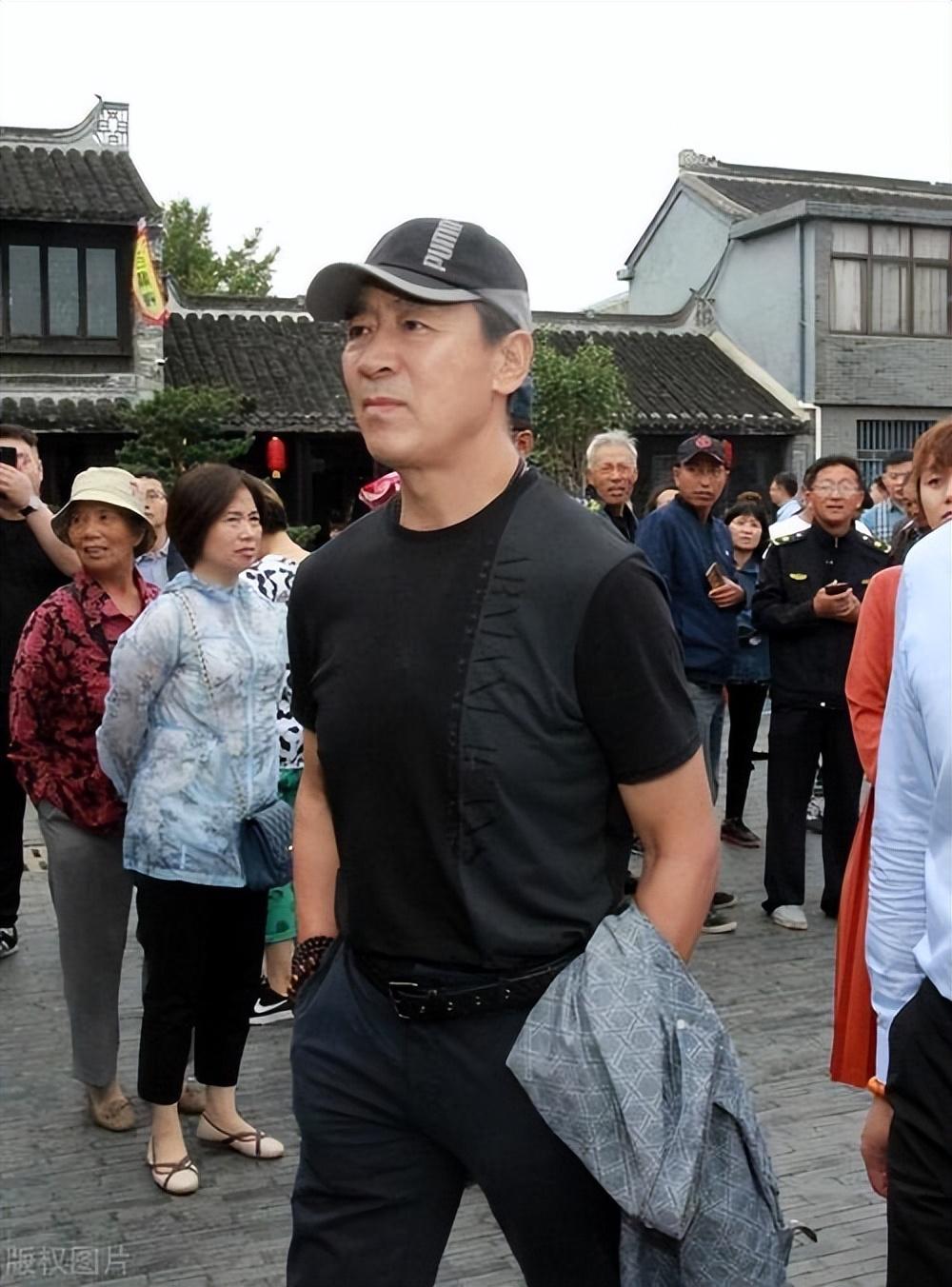 69岁寇振海现状:白发老态,儿子上高中,妻子风韵犹存