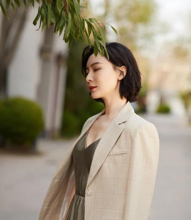 董卿、陈数亲自示范:发不过肩、穿裙系腰带,才能美得优雅又气质