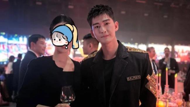 张翰|张翰开2000万拉法聚会，颜值气质获赞回春，与女网红合影双手背后