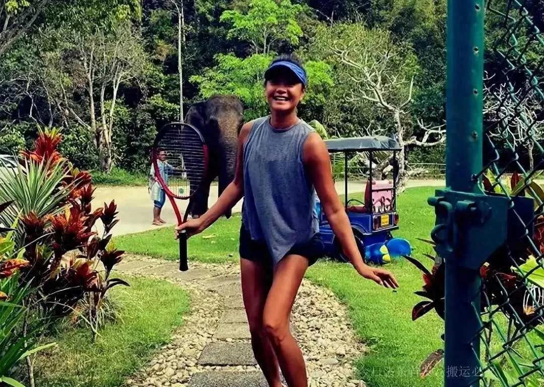 戴军和瞿颖长居泰国,穿百元衣肌肉明显,网友怀疑他们在当地开餐厅住豪宅