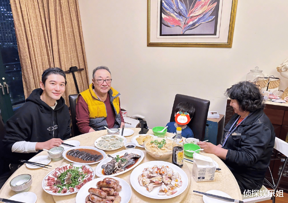 黄晓明|黄晓明为妈妈和姥姥庆祝妇女节，晒祖孙三代合照超幸福