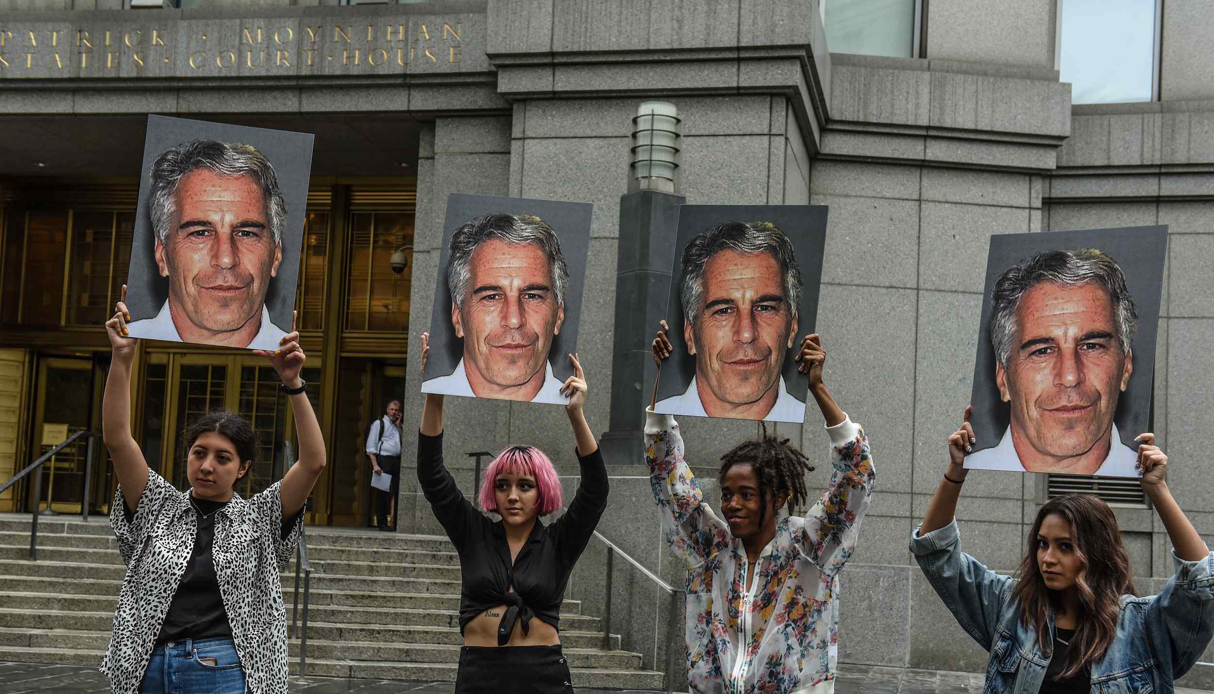 “萝莉岛”风波扩大,罗翔评论区遭网暴,胡锡进迫于压力回应