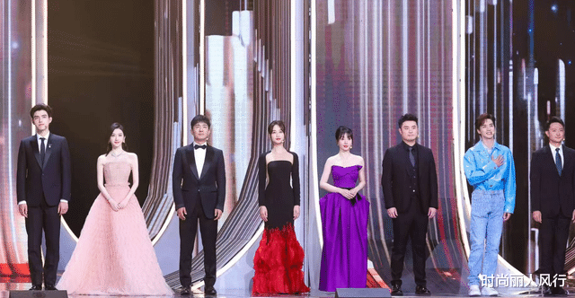 柳岩|华表奖红毯生图真敢拍!张小斐妆浓显老柳岩脸僵,44岁阿娇比baby美