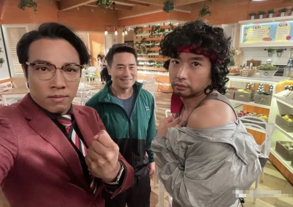 他是TVB绿叶公屋出身，人不帅但不菜，巴士追太太，凭坚持捱出头