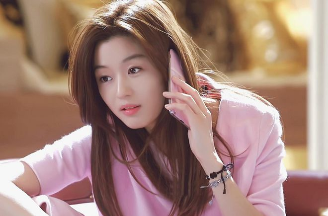 全智贤身材暴瘦像变了个人!眼窝凹陷排骨胸抢镜,39岁看起来像49