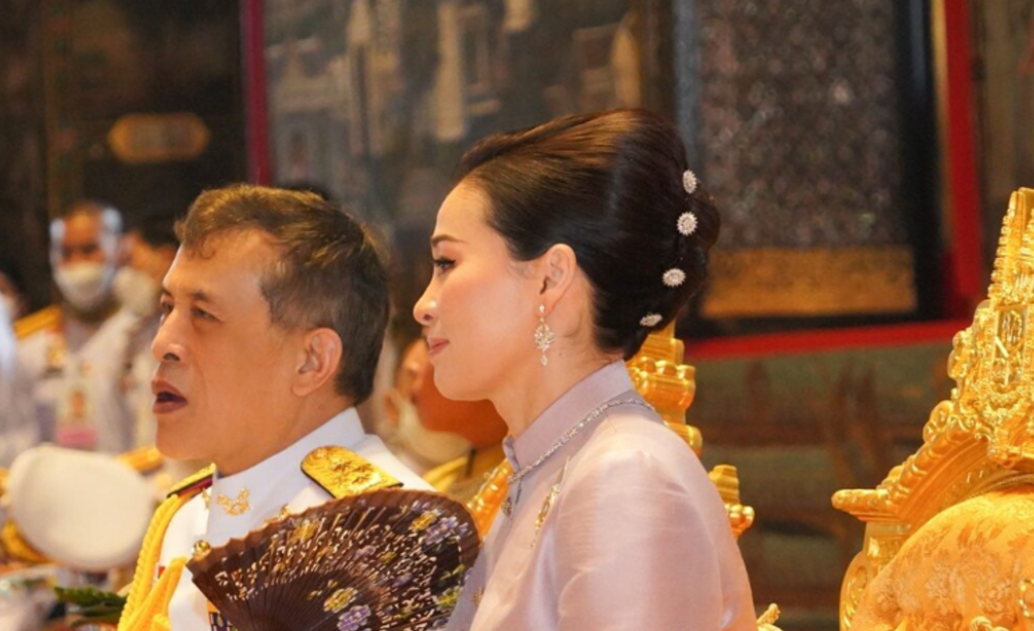 泰国王后又换新发型!头发留长10厘米,一头黑长直美过85后贵妃了