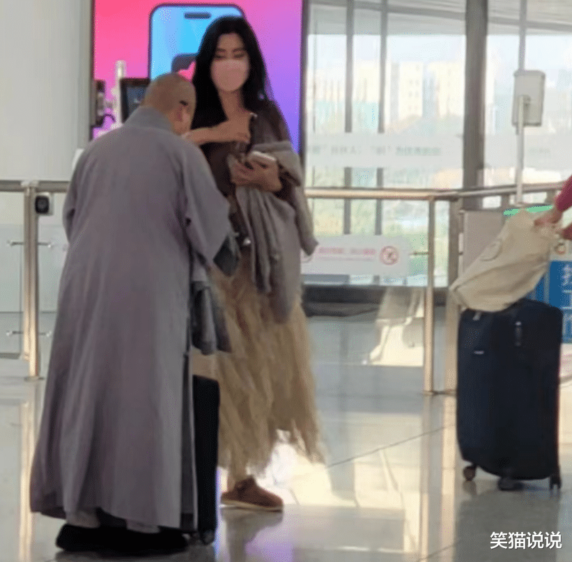 网友遇王祖贤坐高铁，身材高挑头发浓密好抢眼，化身好奇宝宝到处拍照！