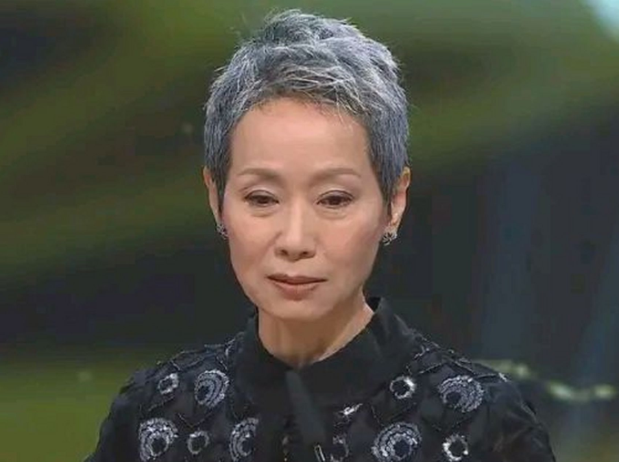 看看69岁赵雅芝,再看看60岁的叶童,自然老去和医美老去的差距一目了然