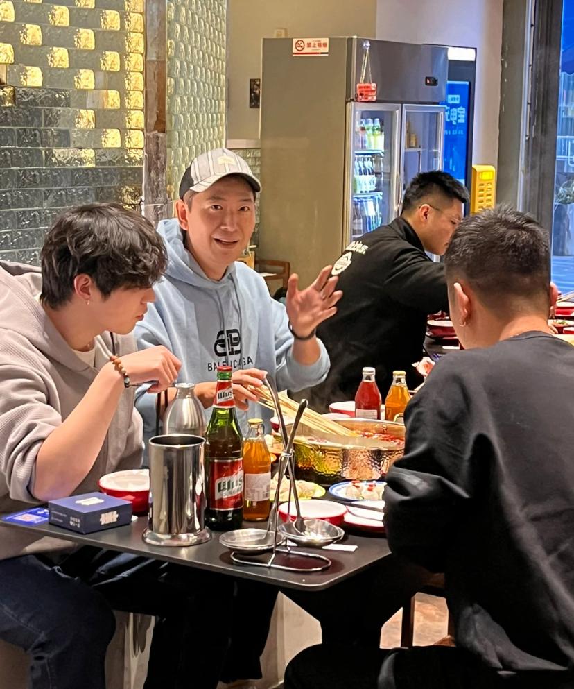 李静为戴军庆生，两人游植物园品美食好惬意，二十年友谊超纯粹