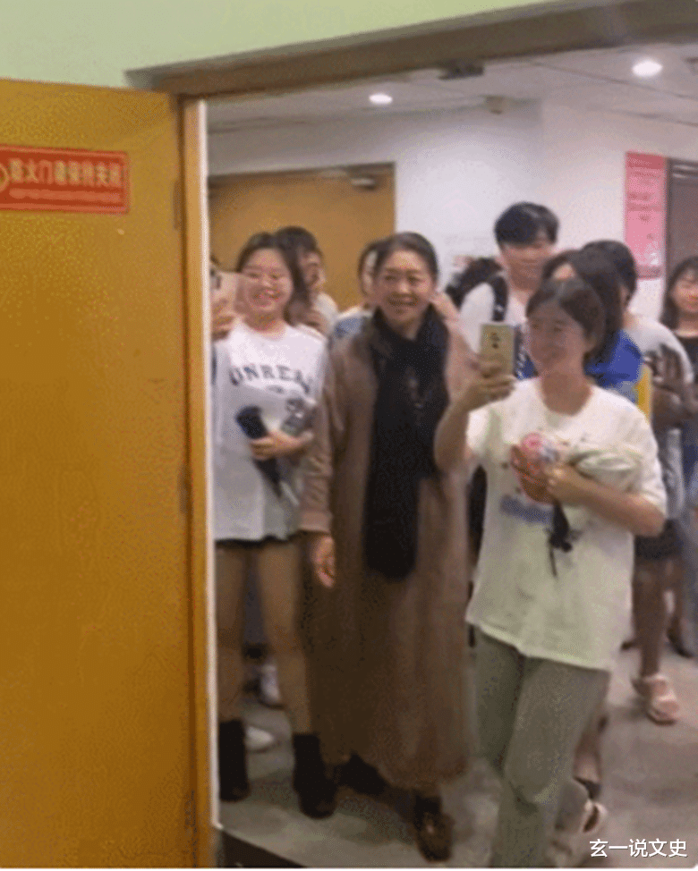 倪萍 看路人拍倪萍,减肥没变漂亮反而更像老太婆了,身材干瘪普通得很