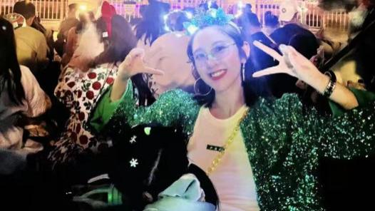 唐艺昕带女儿游玩，打扮俏丽母女似姐妹，女儿扎精致小辫发质超好