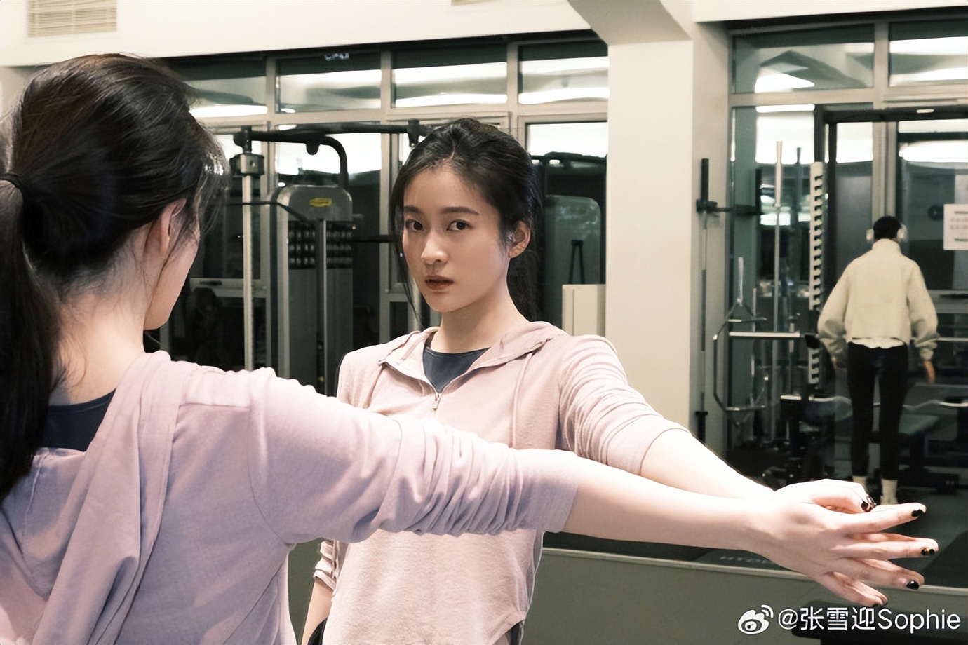 快来看张雪迎的健身美照,精致妆容和挺拔身姿吸引眼球