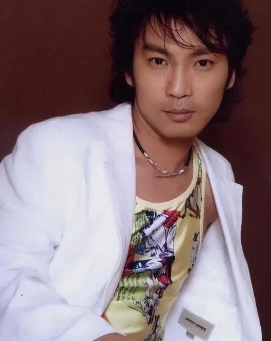 央视春晚|央视春晚一曲成名,被砍下巴脱落缝130针变阶下囚,今卖马桶为生