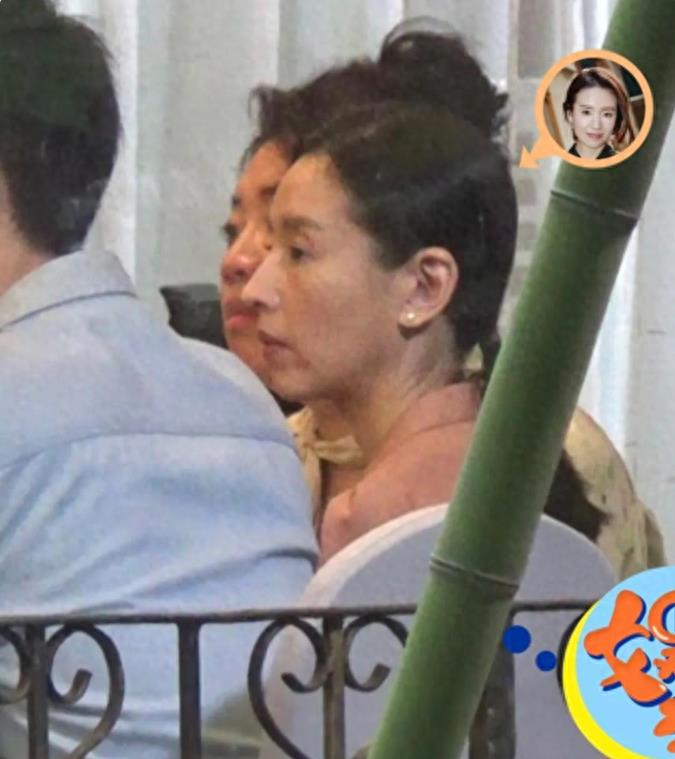 同样是43岁，当董洁和高圆圆同框，才知道中年女星瘦成排骨真丑！