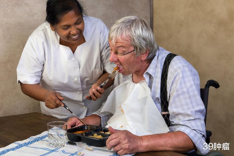 老年人多吃猪脚，不仅治病还能长寿？医生提醒：5种人要管住嘴