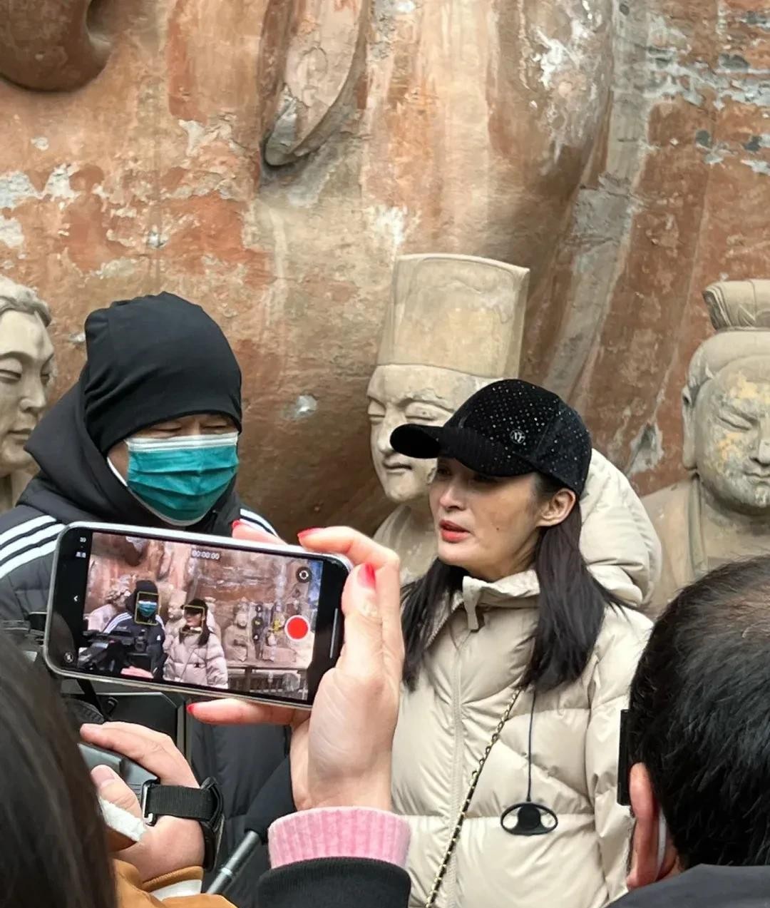 关晓彤|47岁蒋勤勤回重庆老家过年!脸上长斑太明显,脱下口罩吓坏路人