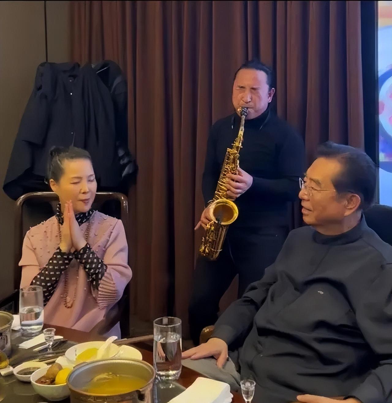 李冠丰|李天一近照曝光,金发造型和此前判若两人,父子俩同框完全不像