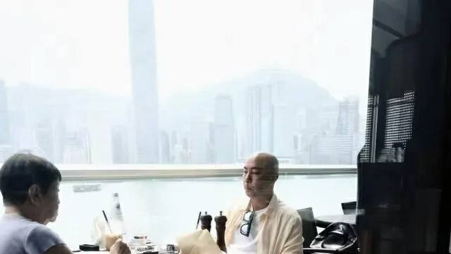 58岁张卫健现身香港餐厅！穿着低调光头吸睛，与年过八旬老母用餐