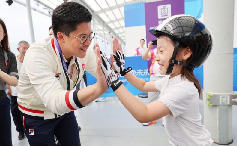 44岁霍启刚在杭州饭店用餐！一行4人9个菜花了567元，临走又打包5个菜